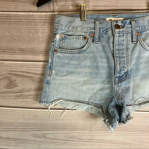 MADEWELL Relaxed Denim Shorts in Cedarcroft Wash - Picture 4 of 10